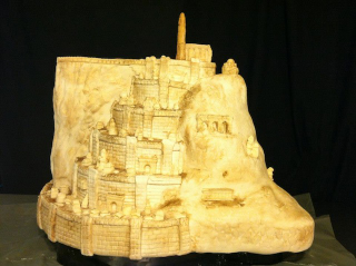 Illustration for article titled The sweetest model of Minas Tirith is made of cake and icing